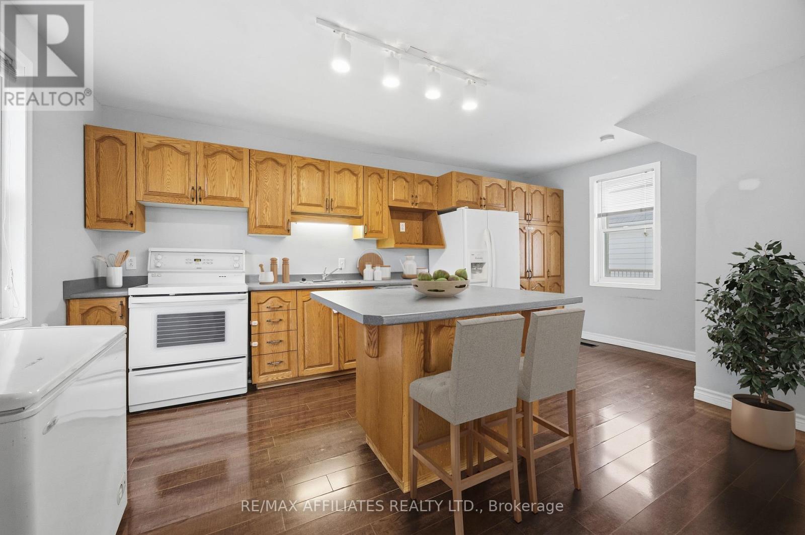 18 Cockburn Street, Perth, Ontario  K7H 2A9 - Photo 6 - X12666108