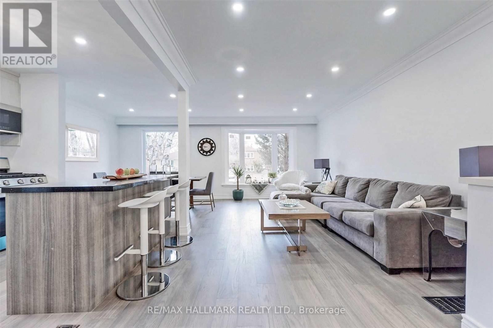 214 Altamira Road, Richmond Hill, Ontario  L4C 4E1 - Photo 4 - N12665972