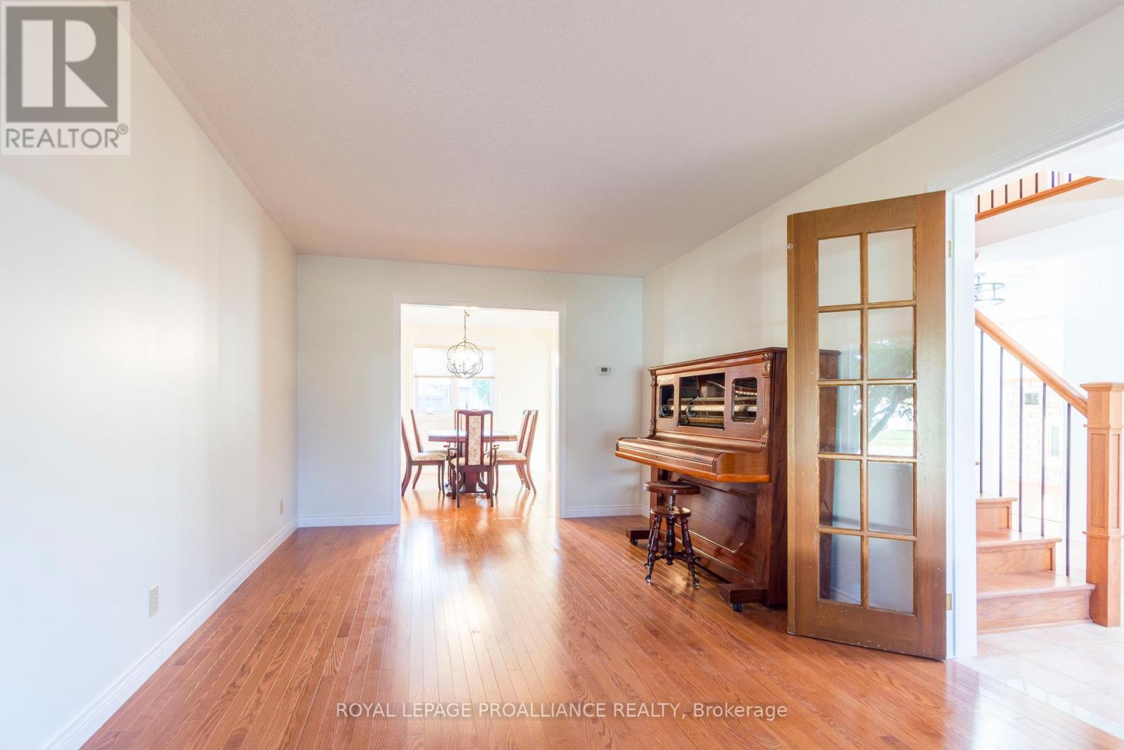 37 Dungannon Drive, Belleville, Ontario  K8P 5E7 - Photo 8 - X12491006