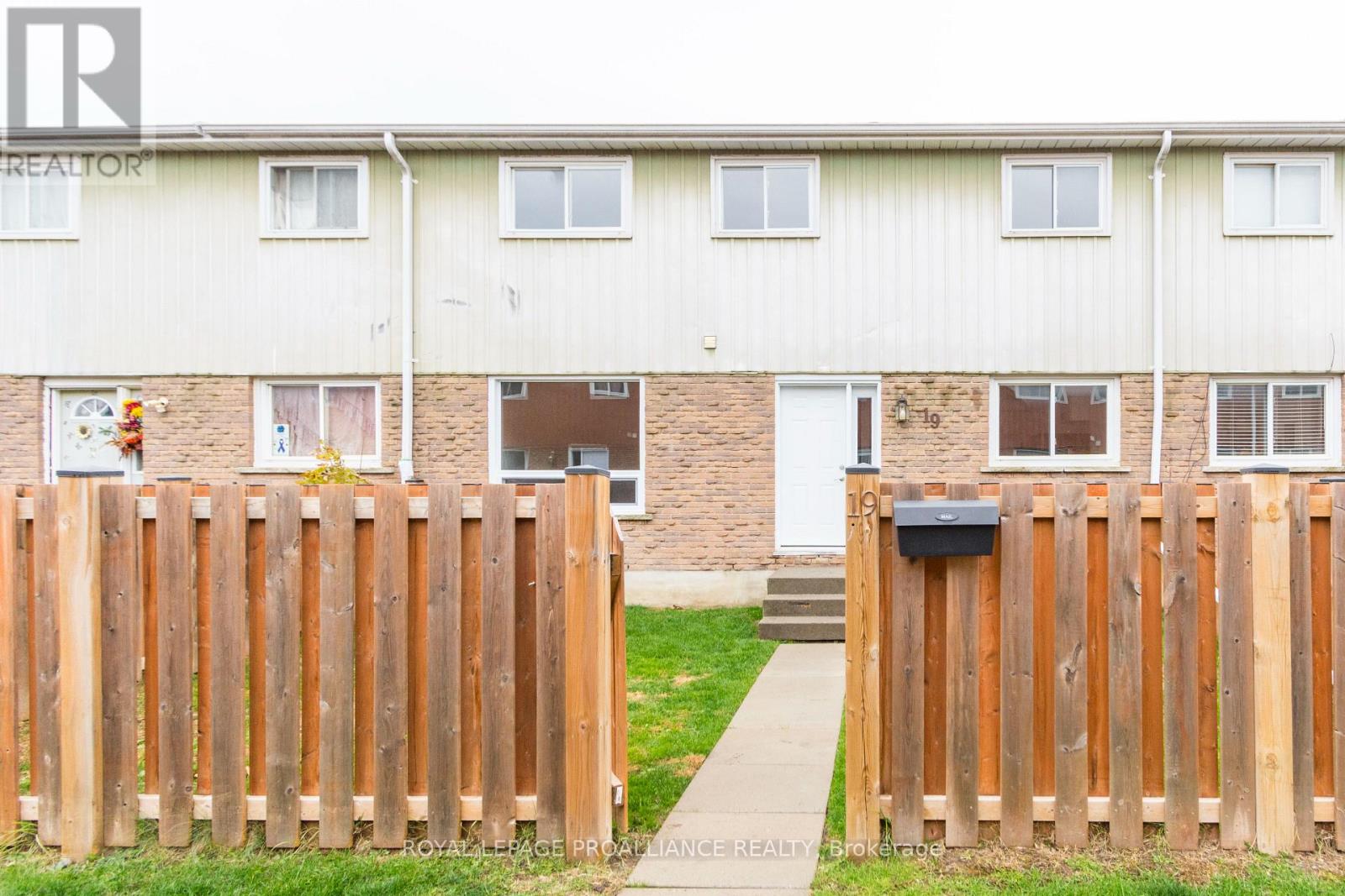 19 - 15 Tracey Park Drive, Belleville, Ontario  K8P 4R4 - Photo 2 - X12509280