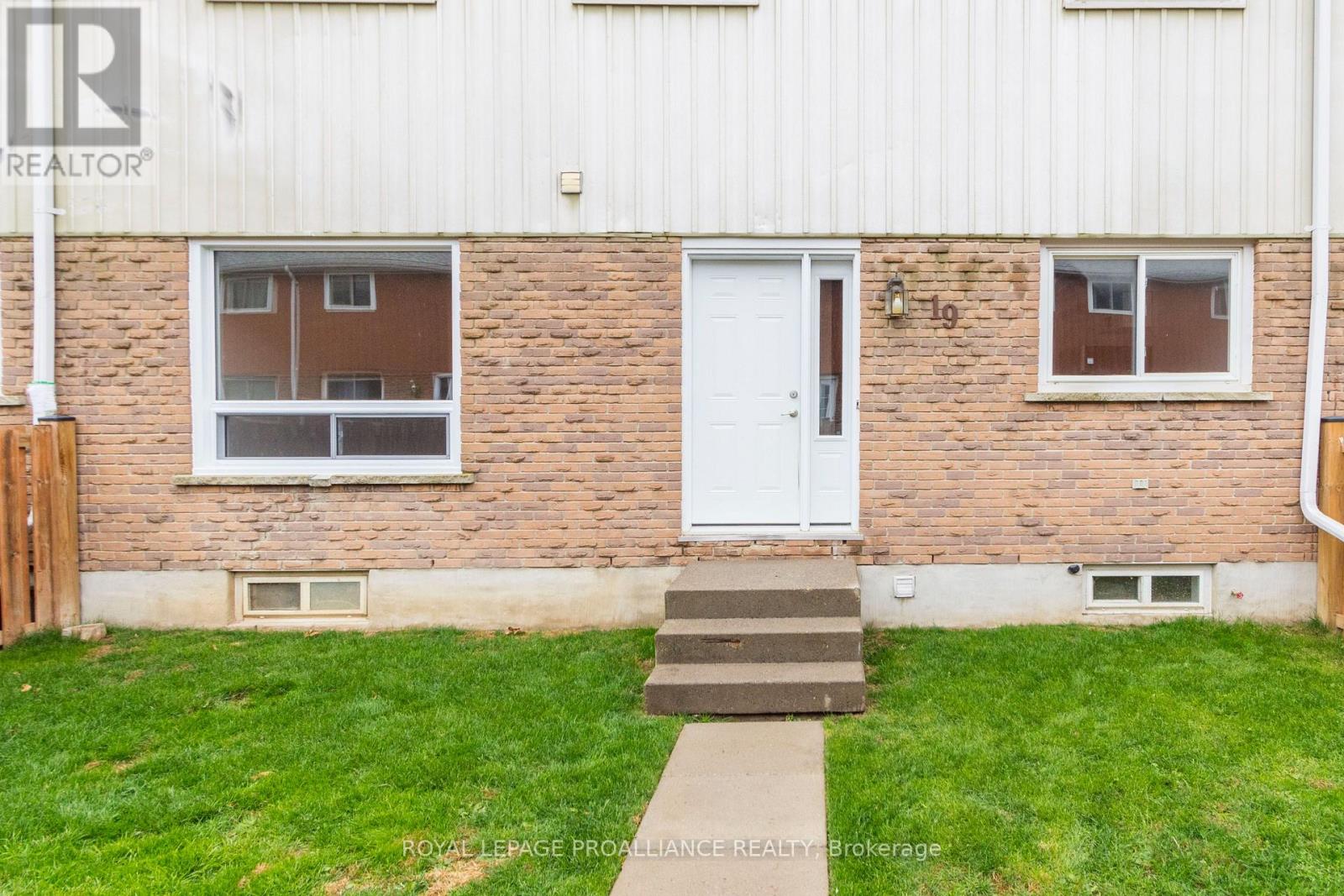 19 - 15 Tracey Park Drive, Belleville, Ontario  K8P 4R4 - Photo 4 - X12509280