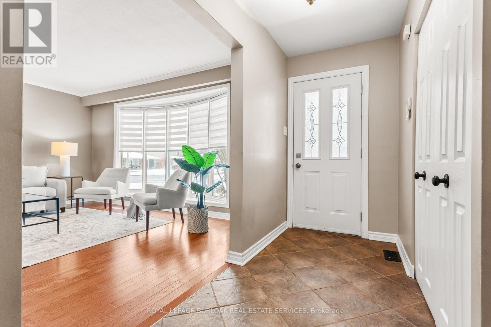 581 Braemore Road, Burlington, Ontario  L7N 3E4 - Photo 5 - W12666012