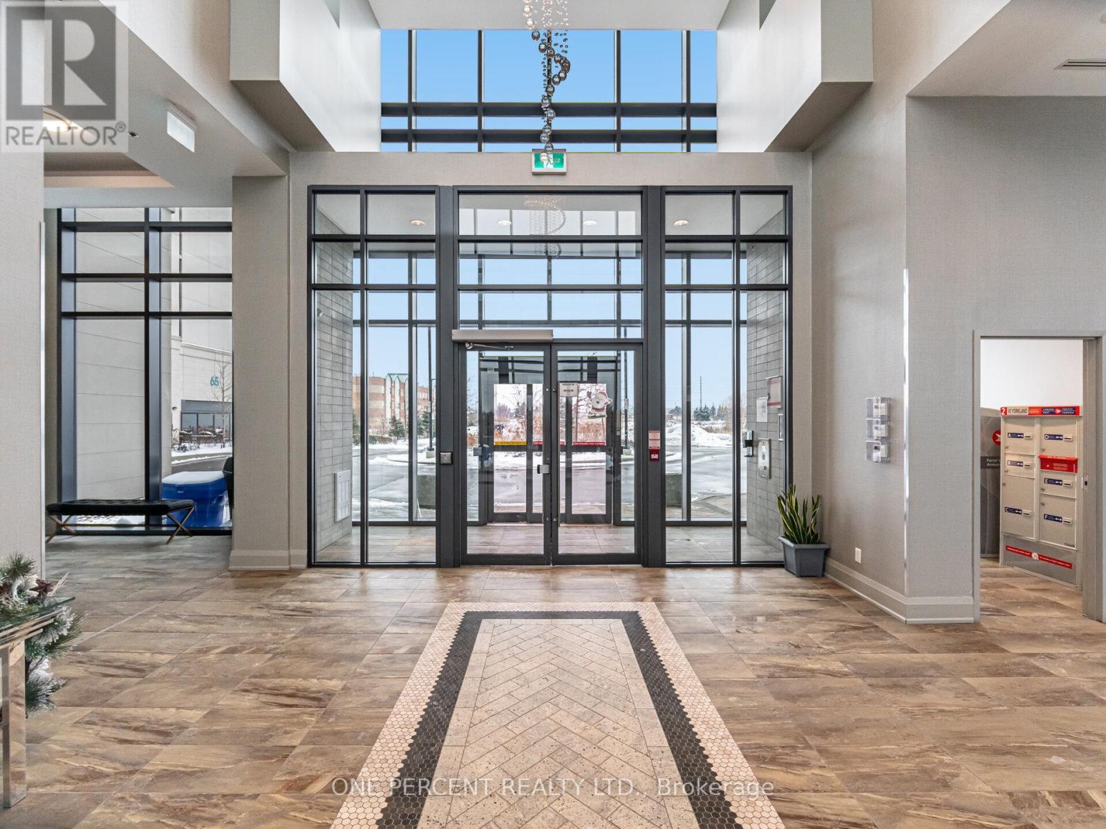 811 - 65 Yorkland Boulevard, Brampton (Goreway Drive Corridor), Ontario  L6P 4M5 - Photo 3 - W12666098