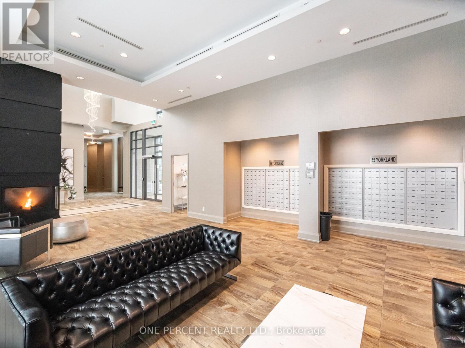 811 - 65 Yorkland Boulevard, Brampton (Goreway Drive Corridor), Ontario  L6P 4M5 - Photo 6 - W12666098