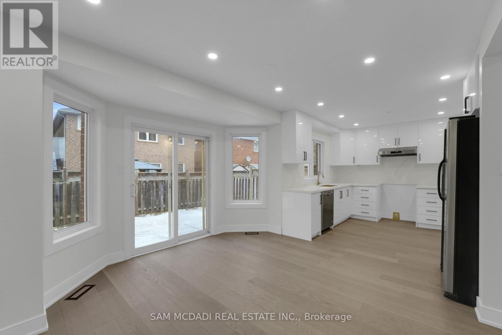 17 Ferncastle Crescent, Brampton (Fletcher's Meadow), Ontario  L7A 3P2 - Photo 11 - W12666148