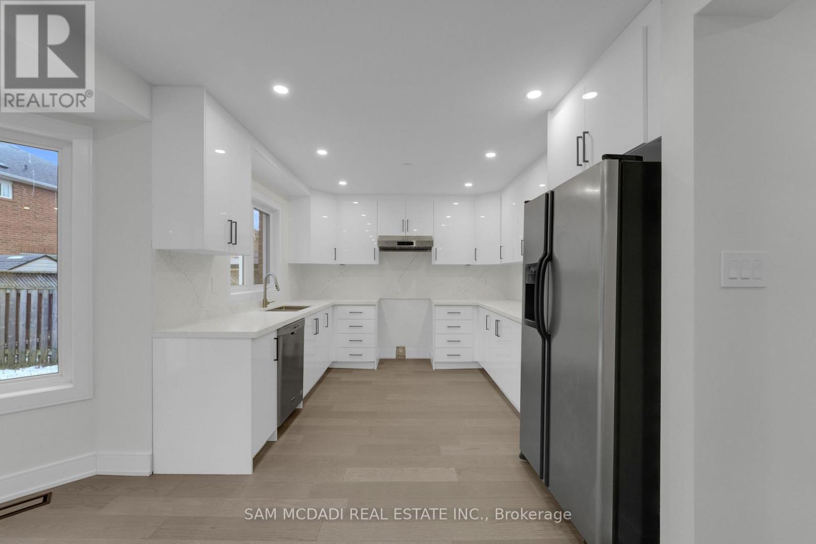 17 Ferncastle Crescent, Brampton (Fletcher's Meadow), Ontario  L7A 3P2 - Photo 12 - W12666148