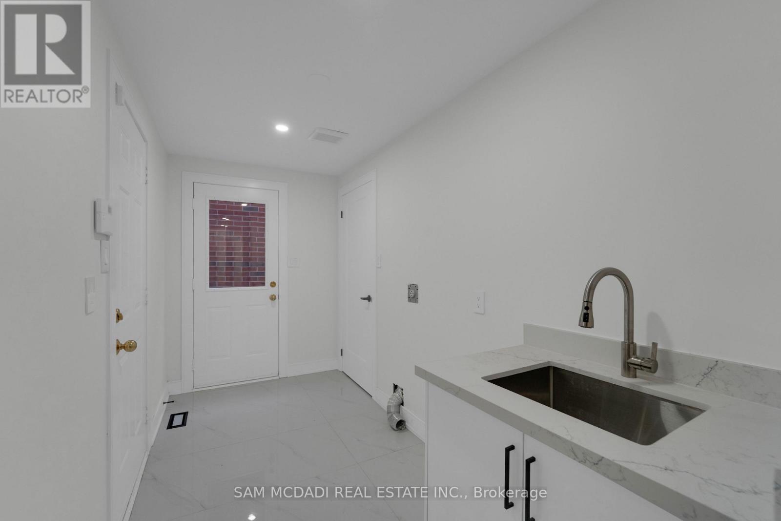 17 Ferncastle Crescent, Brampton (Fletcher's Meadow), Ontario  L7A 3P2 - Photo 16 - W12666148