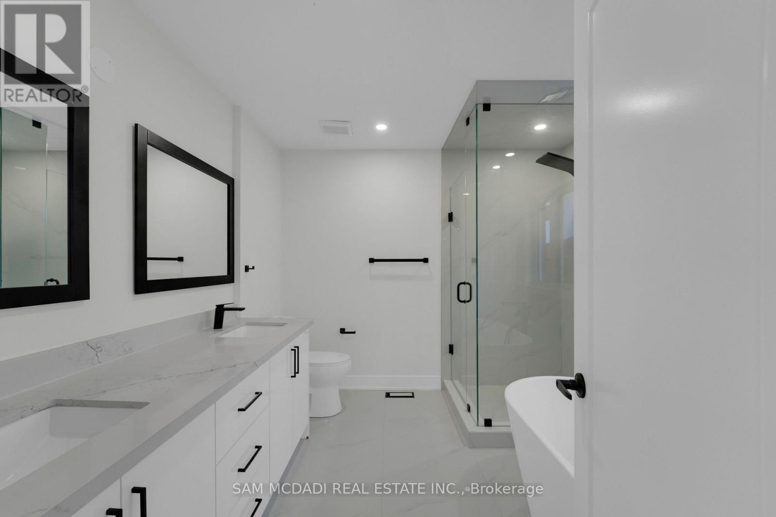 17 Ferncastle Crescent, Brampton (Fletcher's Meadow), Ontario  L7A 3P2 - Photo 23 - W12666148