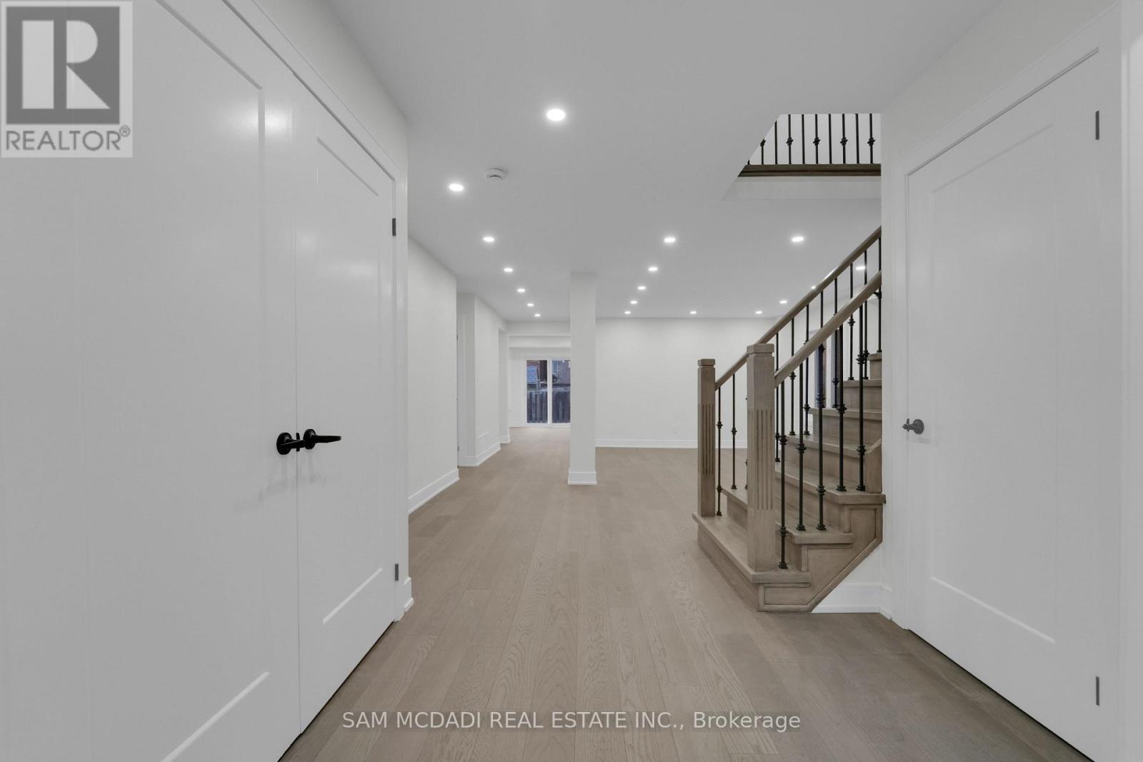 17 Ferncastle Crescent, Brampton (Fletcher's Meadow), Ontario  L7A 3P2 - Photo 4 - W12666148