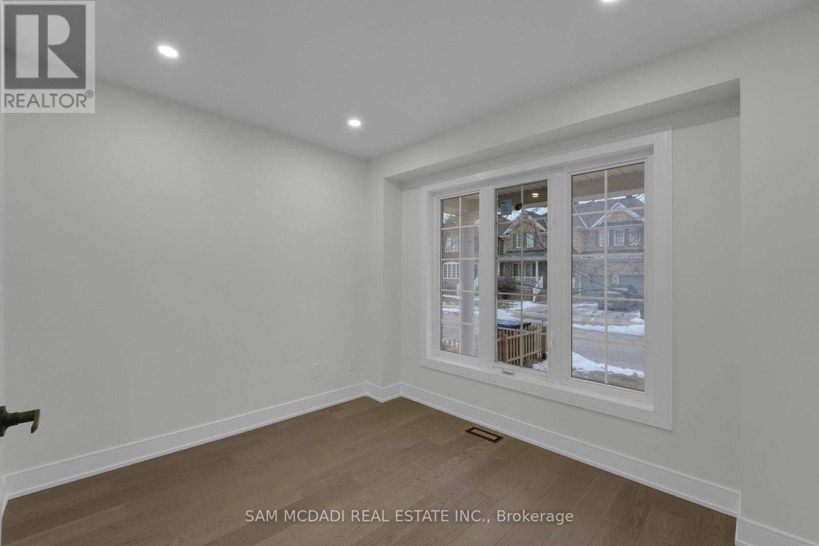 17 Ferncastle Crescent, Brampton (Fletcher's Meadow), Ontario  L7A 3P2 - Photo 5 - W12666148