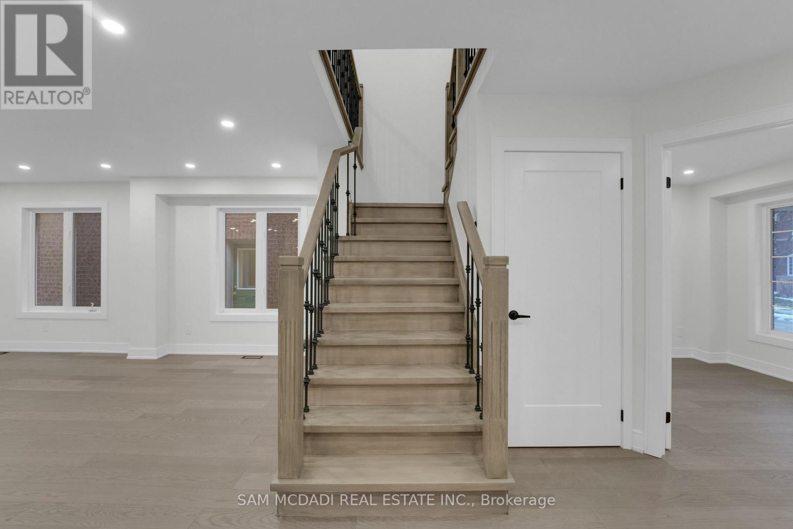 17 Ferncastle Crescent, Brampton (Fletcher's Meadow), Ontario  L7A 3P2 - Photo 6 - W12666148