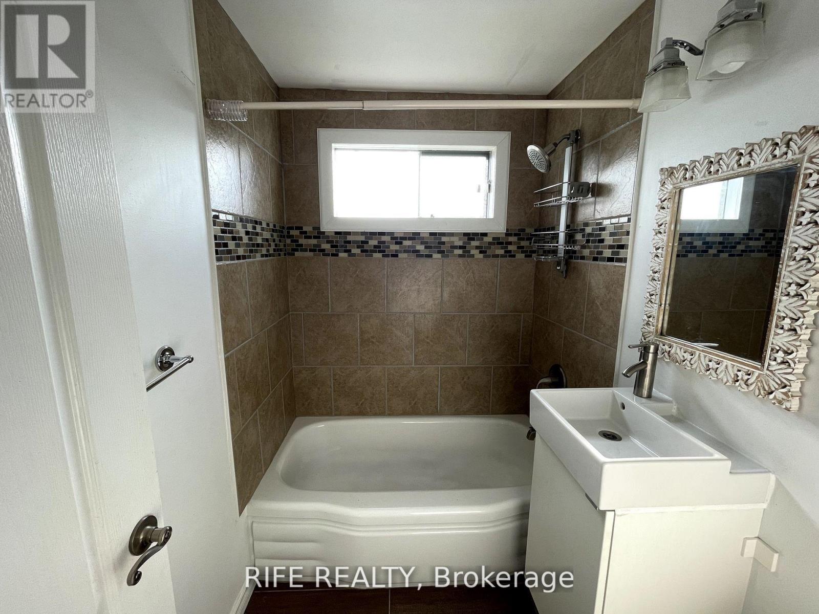 691 Rennie Street, Hamilton, Ontario  L8H 3R1 - Photo 17 - X12666126