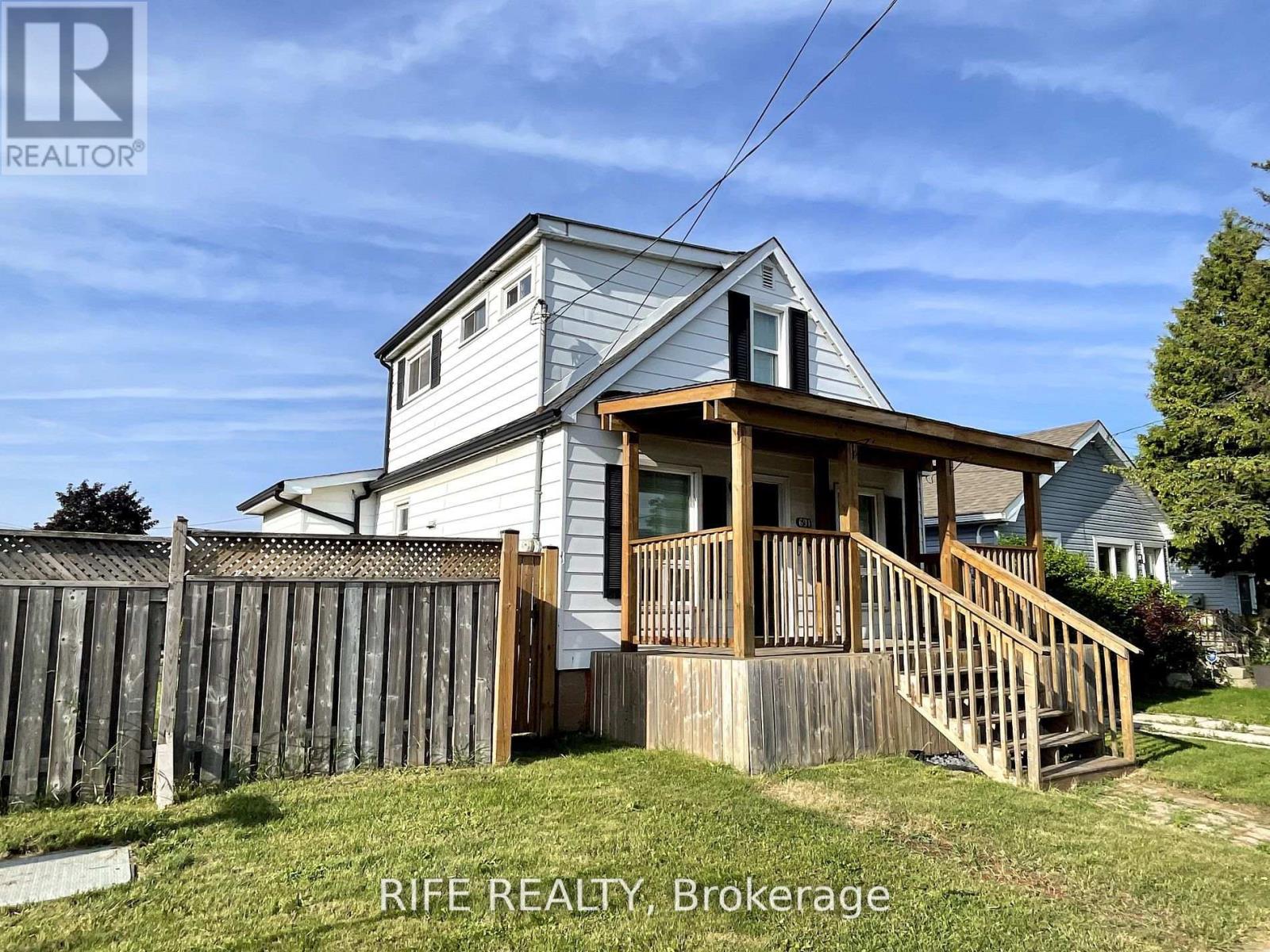 691 Rennie Street, Hamilton, Ontario  L8H 3R1 - Photo 2 - X12666126