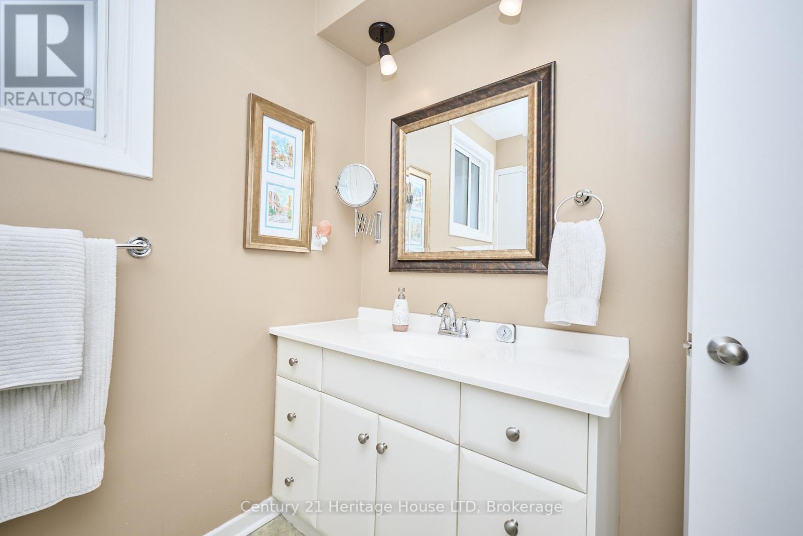 3112 Ussher Street, Niagara Falls (Chippawa), Ontario  L2G 6M2 - Photo 14 - X12666274