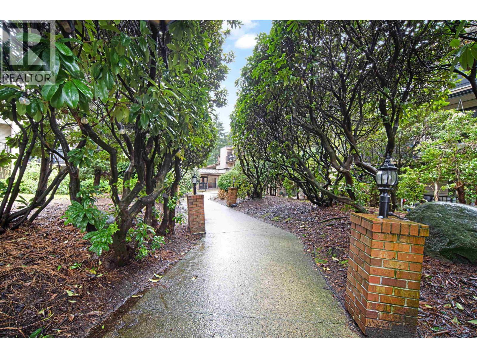 320 1385 Draycott Road, North Vancouver, British Columbia  V7J 3K9 - Photo 2 - R3076324