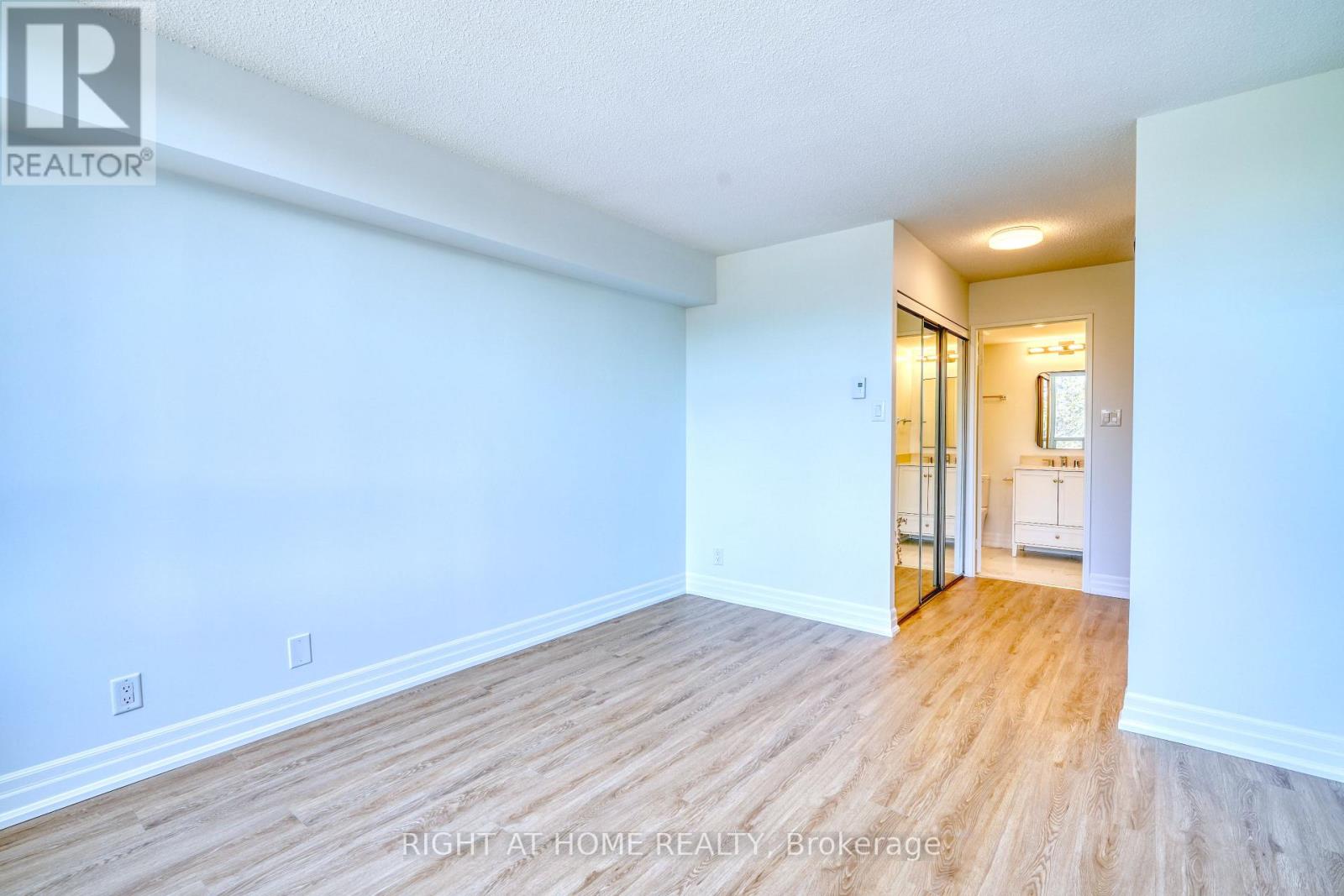 417 - 32 Clarissa Drive, Richmond Hill, Ontario  L4C 9R7 - Photo 12 - N12666230