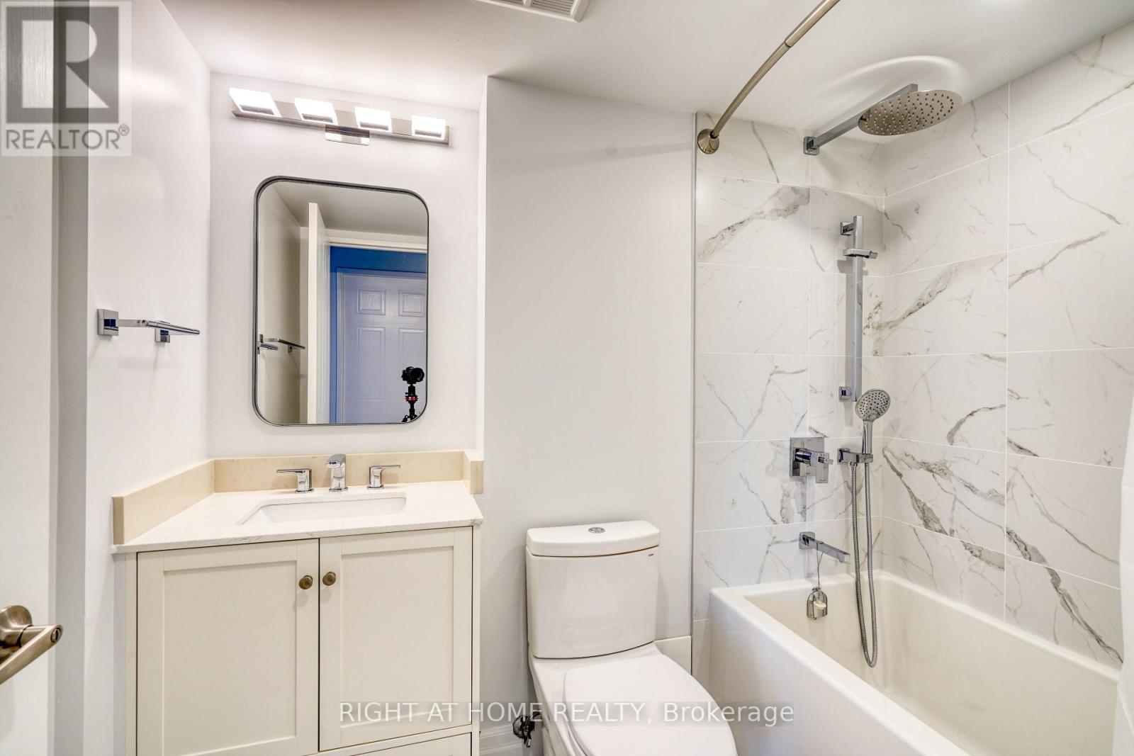 417 - 32 Clarissa Drive, Richmond Hill, Ontario  L4C 9R7 - Photo 16 - N12666230