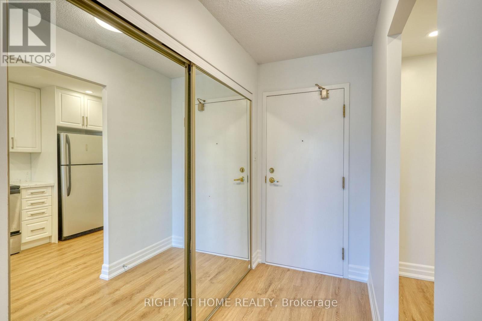 417 - 32 Clarissa Drive, Richmond Hill, Ontario  L4C 9R7 - Photo 2 - N12666230