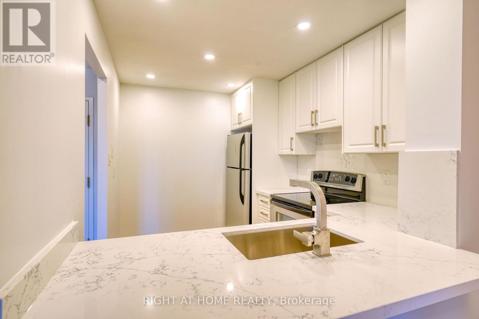 417 - 32 Clarissa Drive, Richmond Hill, Ontario  L4C 9R7 - Photo 4 - N12666230