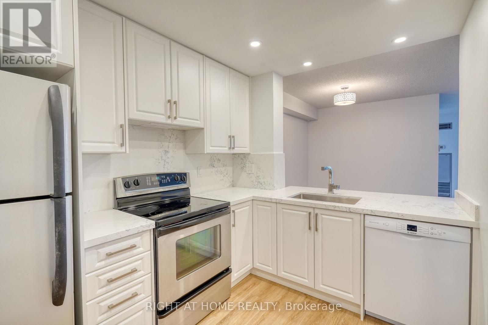 417 - 32 Clarissa Drive, Richmond Hill, Ontario  L4C 9R7 - Photo 5 - N12666230