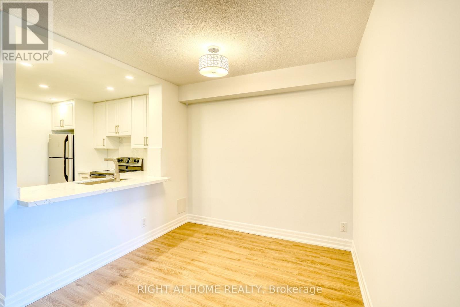 417 - 32 Clarissa Drive, Richmond Hill, Ontario  L4C 9R7 - Photo 6 - N12666230