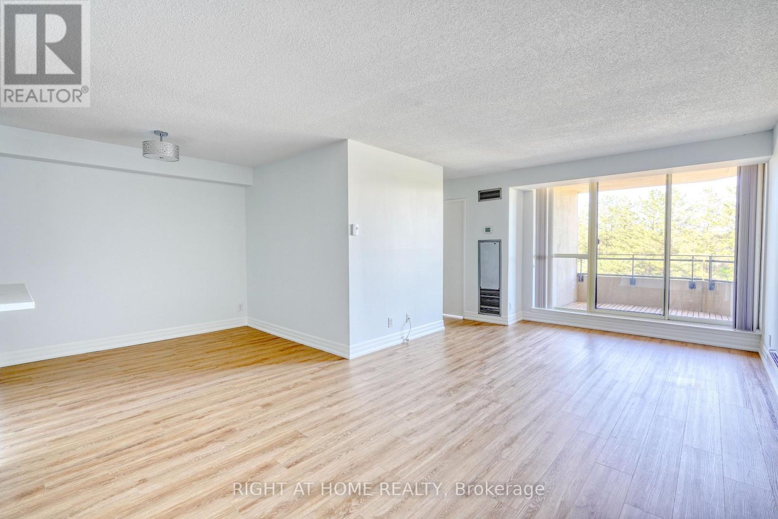 417 - 32 Clarissa Drive, Richmond Hill, Ontario  L4C 9R7 - Photo 8 - N12666230