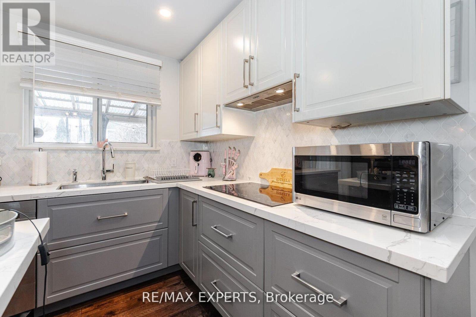 92 Ambleside Drive, Brampton (Brampton South), Ontario  L6Y 1B9 - Photo 5 - W12666224