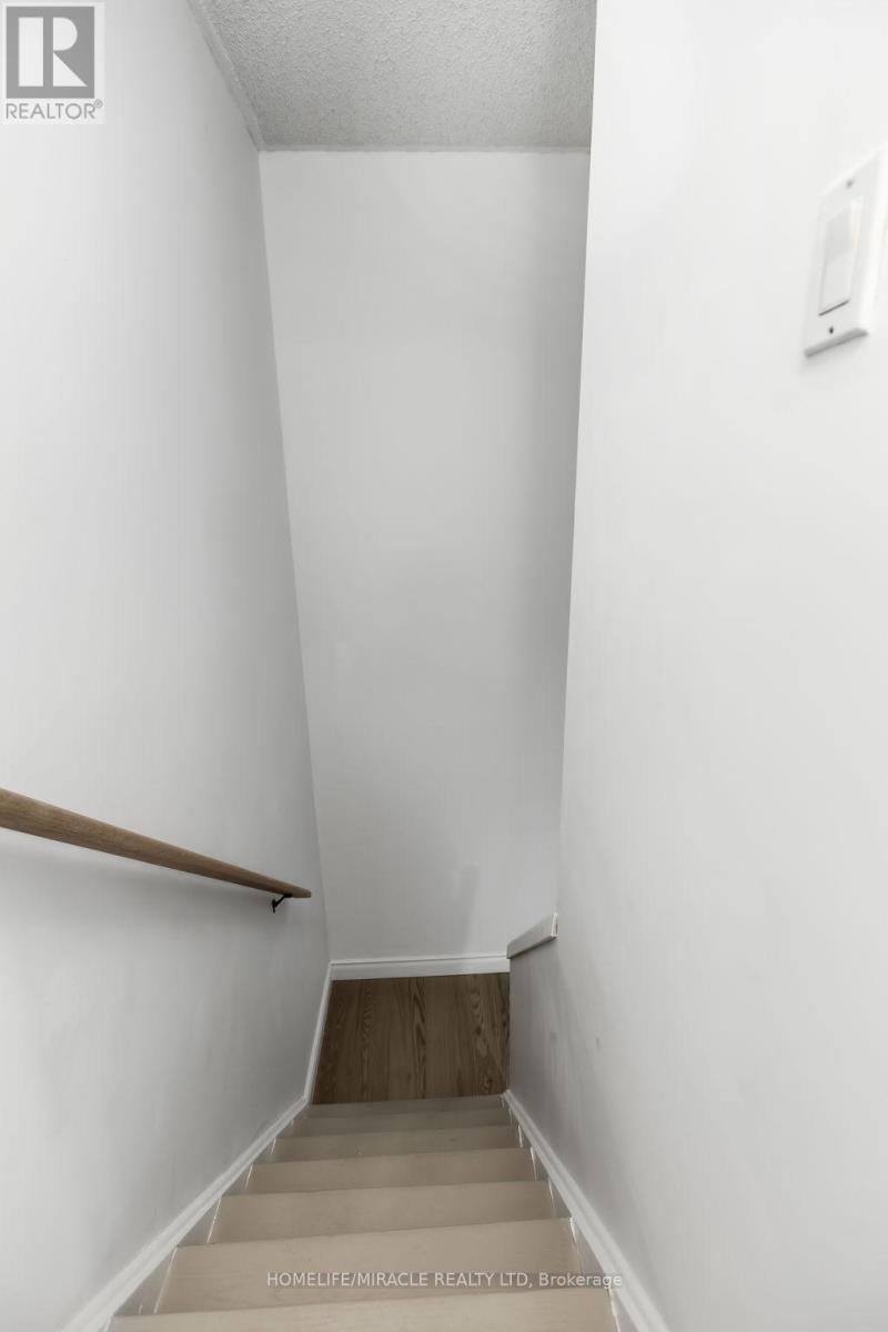 3684 Ellengale Drive, Mississauga, Ontario  L5C 1Z7 - Photo 21 - W12664546