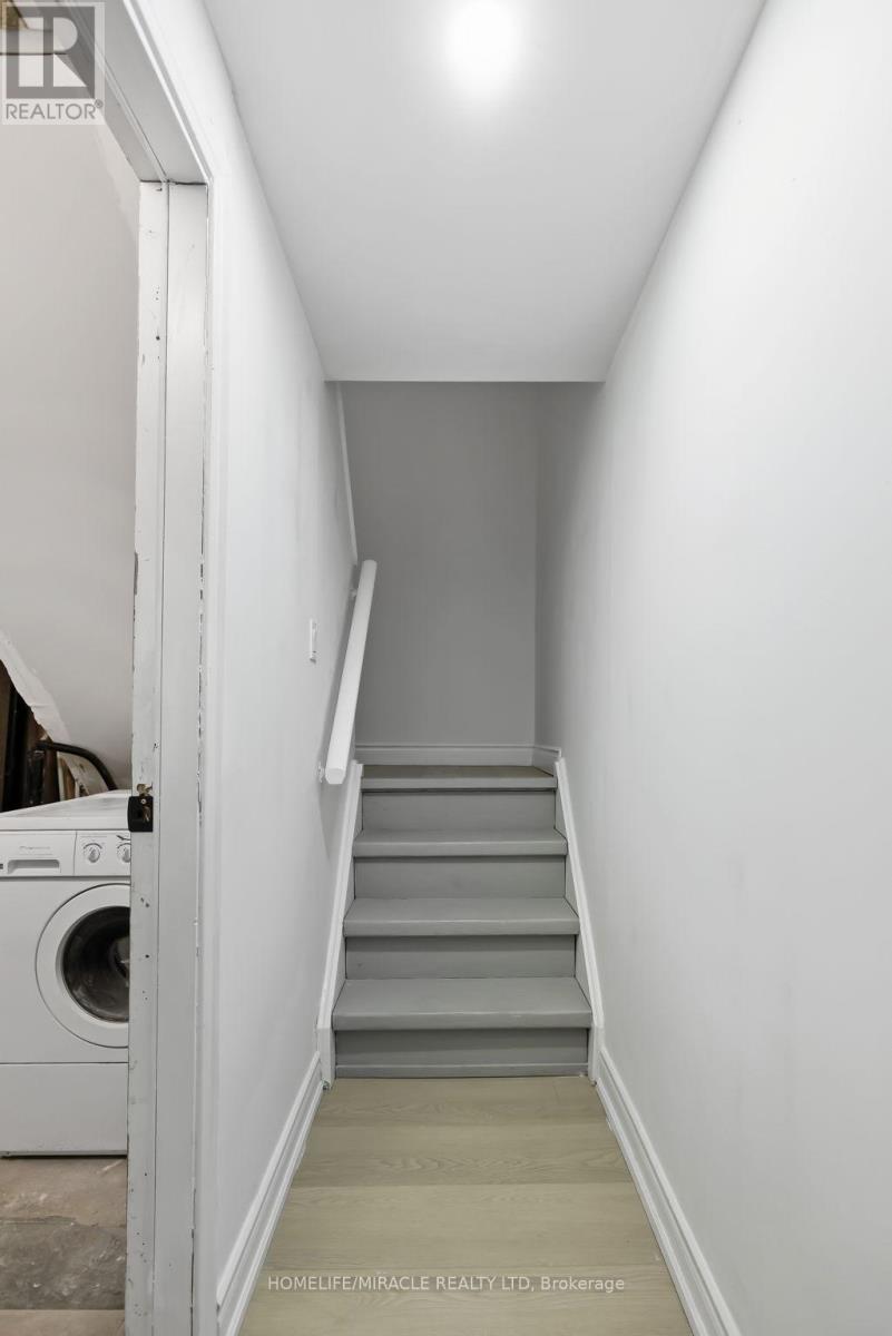 3684 Ellengale Drive, Mississauga, Ontario  L5C 1Z7 - Photo 22 - W12664546