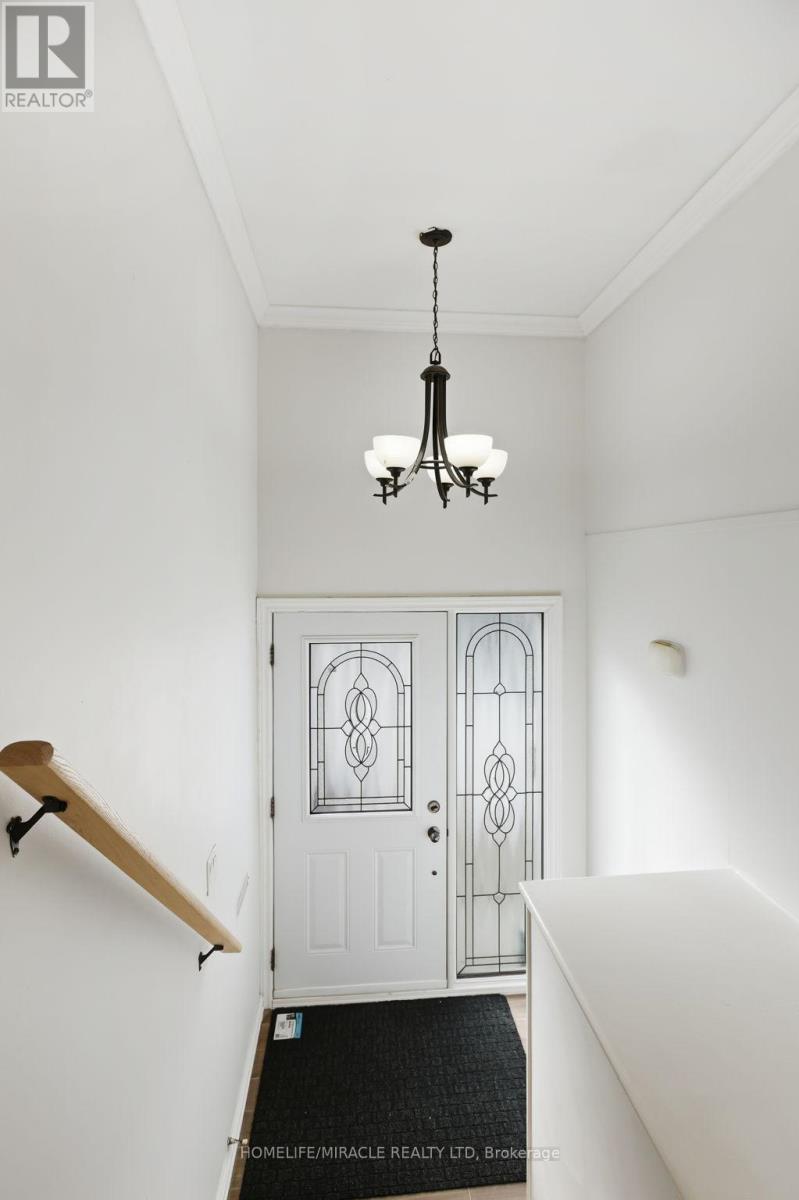 3684 Ellengale Drive, Mississauga, Ontario  L5C 1Z7 - Photo 4 - W12664546