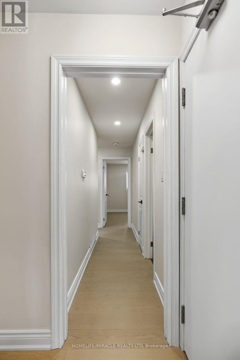 3684 Ellengale Drive, Mississauga, Ontario  L5C 1Z7 - Photo 9 - W12664546