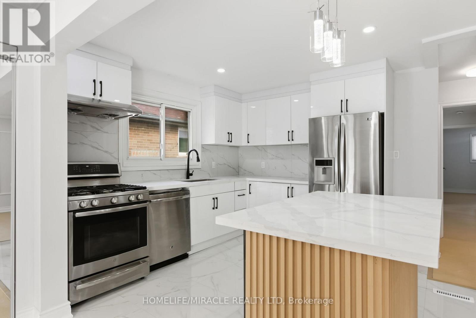 3684 Ellengale Drive, Mississauga, Ontario  L5C 1Z7 - Photo 5 - W12664546