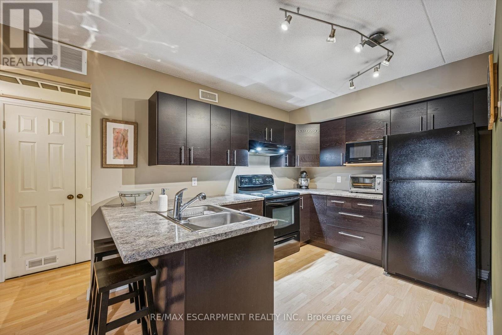 219 - 2040 Cleaver Avenue, Burlington, Ontario  L7M 4C4 - Photo 10 - W12664490