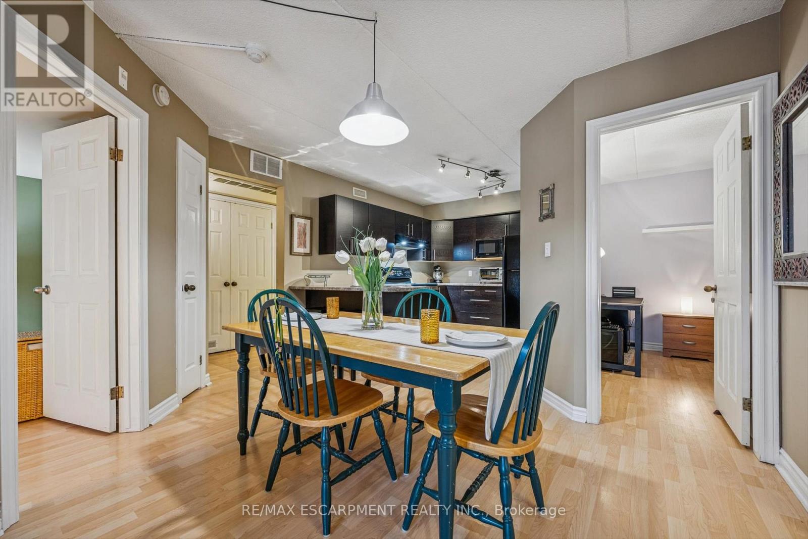 219 - 2040 Cleaver Avenue, Burlington, Ontario  L7M 4C4 - Photo 8 - W12664490