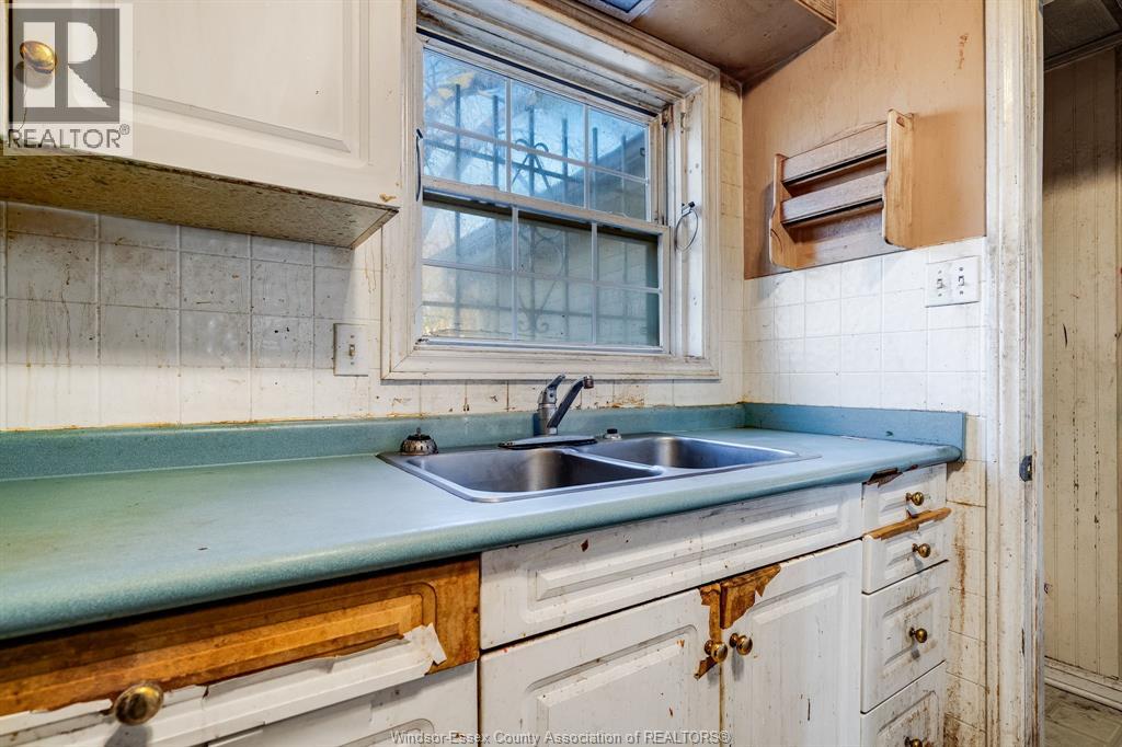 2330 Tecumseh Rd W, Windsor, Ontario  N9B 1W1 - Photo 9 - 26000330