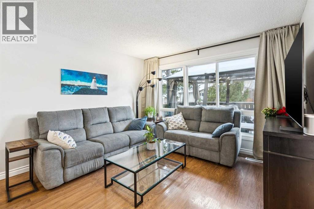 42 Cedarwood Hill Sw, Calgary, Alberta  T2W 3H5 - Photo 2 - A2276425