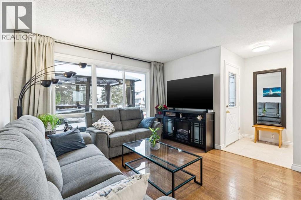 42 Cedarwood Hill Sw, Calgary, Alberta  T2W 3H5 - Photo 3 - A2276425