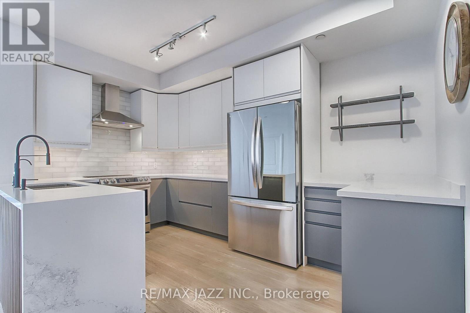 703 - 55 Oneida Crescent, Richmond Hill, Ontario  L4B 0E8 - Photo 2 - N12668190