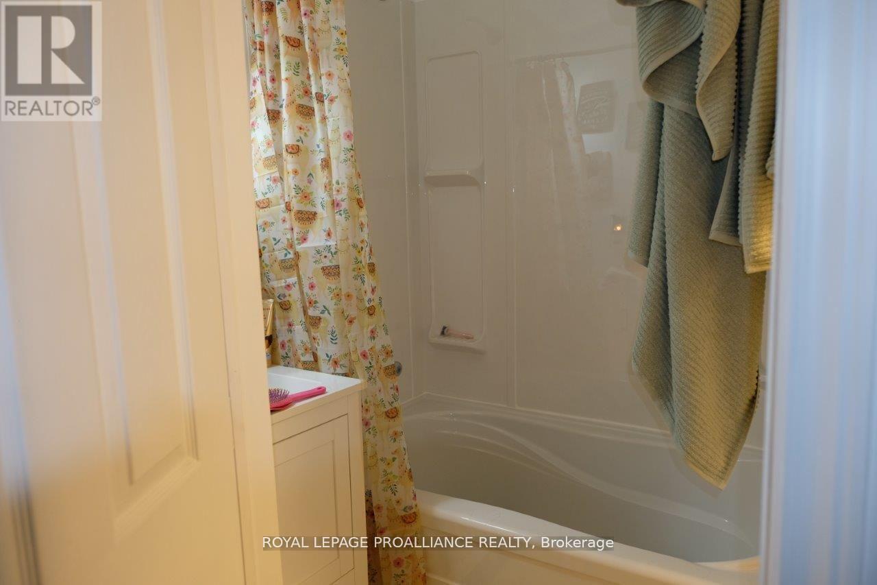 527 Front Street, Quinte West, Ontario  K8V 4R4 - Photo 36 - X12668172