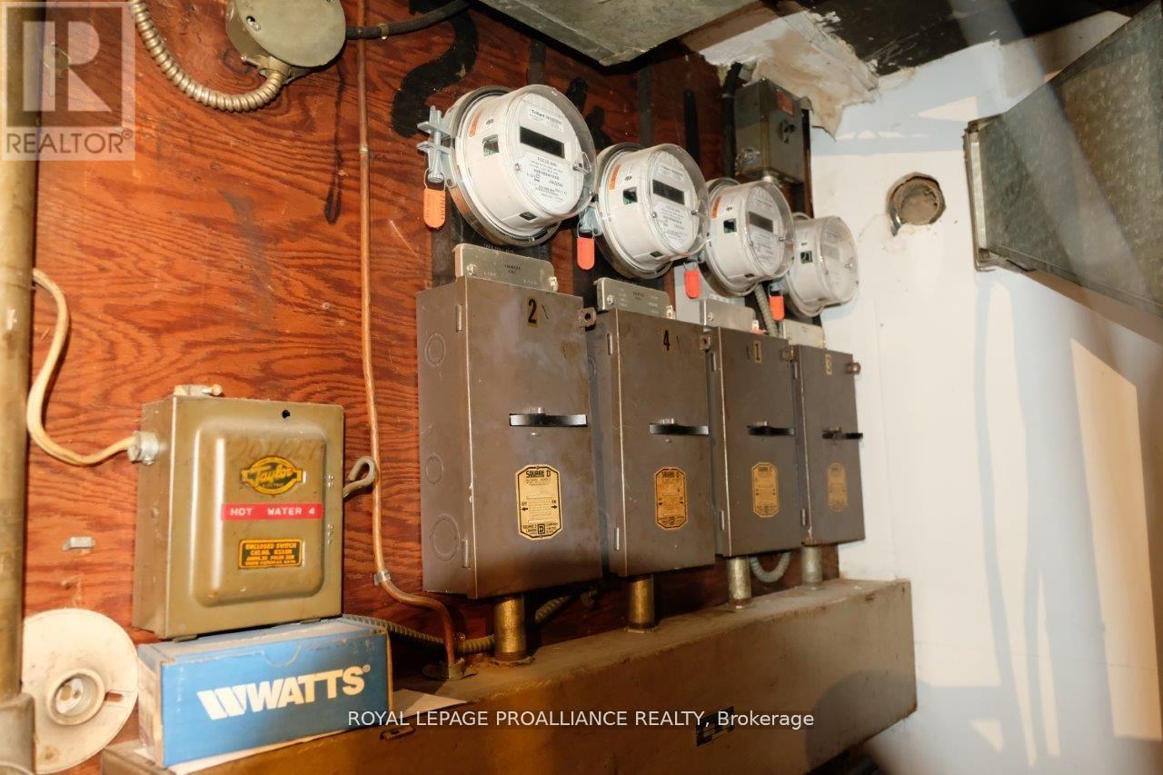 527 Front Street, Quinte West, Ontario  K8V 4R4 - Photo 37 - X12668172