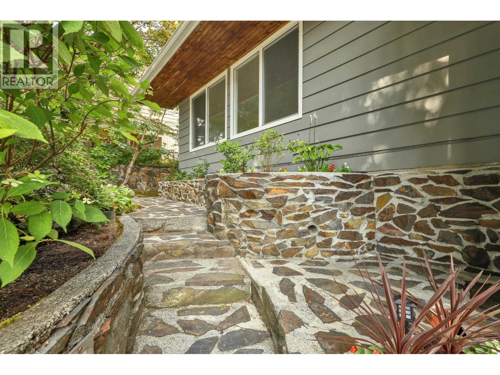 732 E 29th Street, North Vancouver, British Columbia  V7K 1B3 - Photo 2 - R3076045