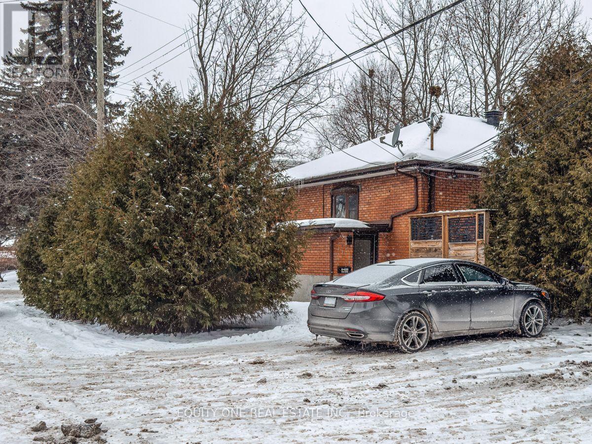 366 Maria Goretti Circle, Ottawa, Ontario  K1L 7K8 - Photo 3 - X12668264