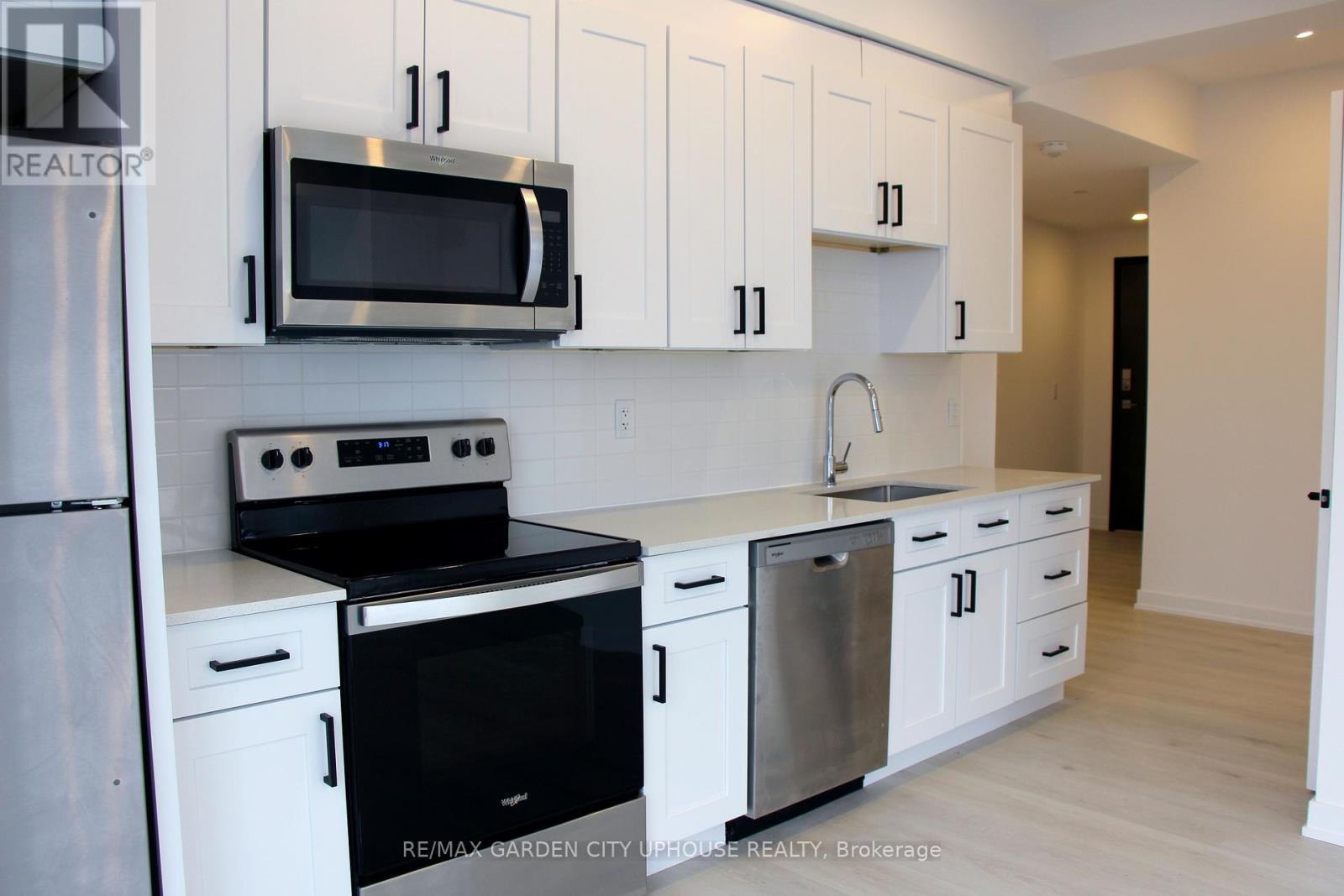 613 - 57 Carlisle Street, St. Catharines, Ontario  L2R 7N6 - Photo 3 - X12646714