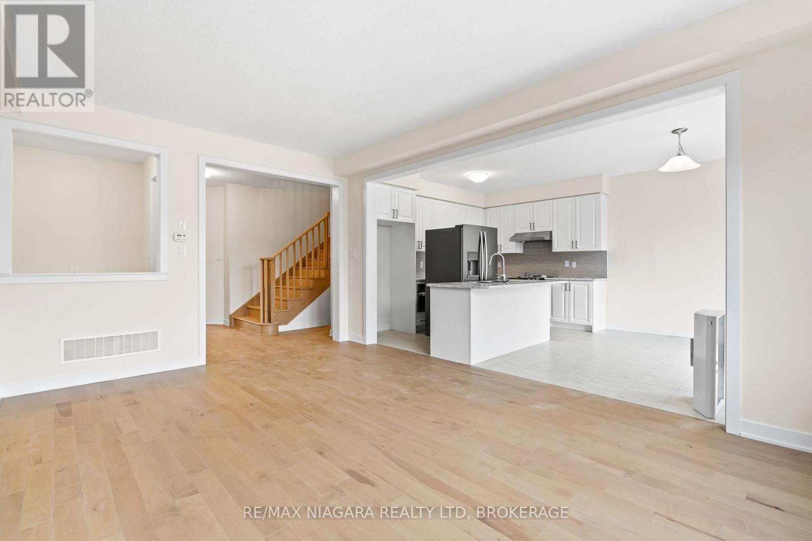 400 Eastbridge Avenue, Welland, Ontario  L3B 0M6 - Photo 4 - X12668018