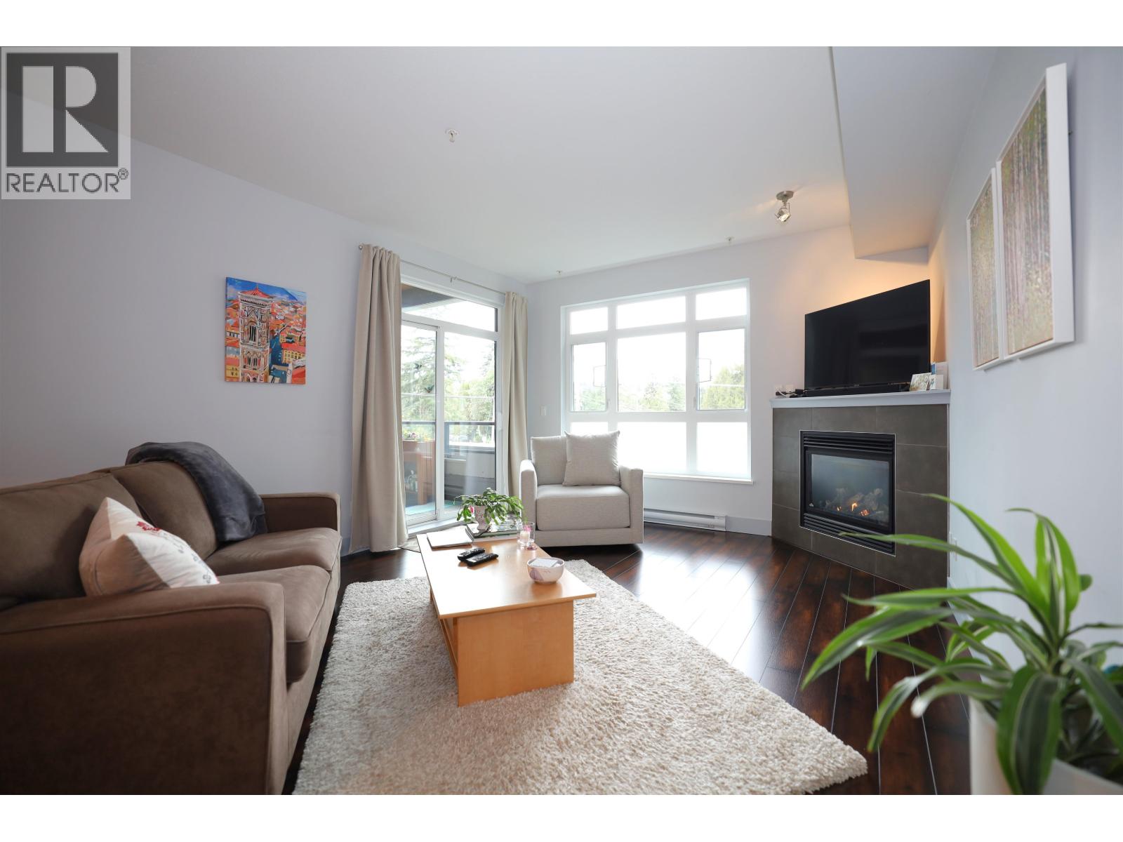 209 5682 Wharf Avenue, Sechelt, British Columbia  V7Z 0J3 - Photo 1 - R3054462