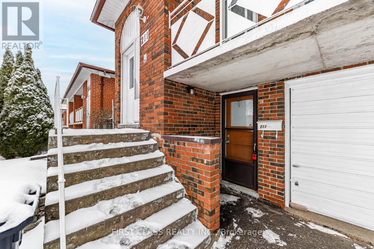 211 Shawnee Circle, Toronto, Ontario  M2H 2Y3 - Photo 2 - C12668120