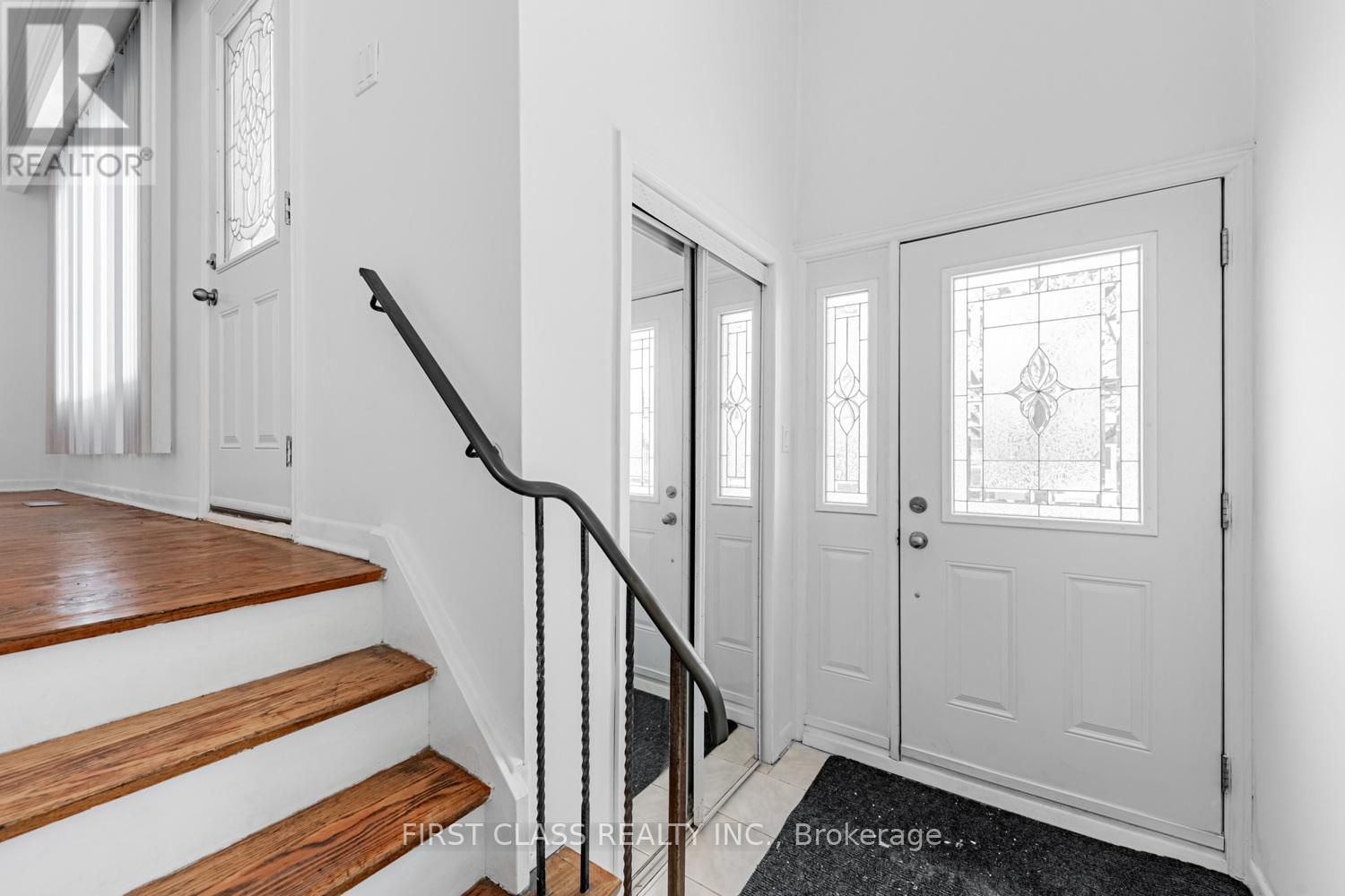 211 Shawnee Circle, Toronto, Ontario  M2H 2Y3 - Photo 3 - C12668120