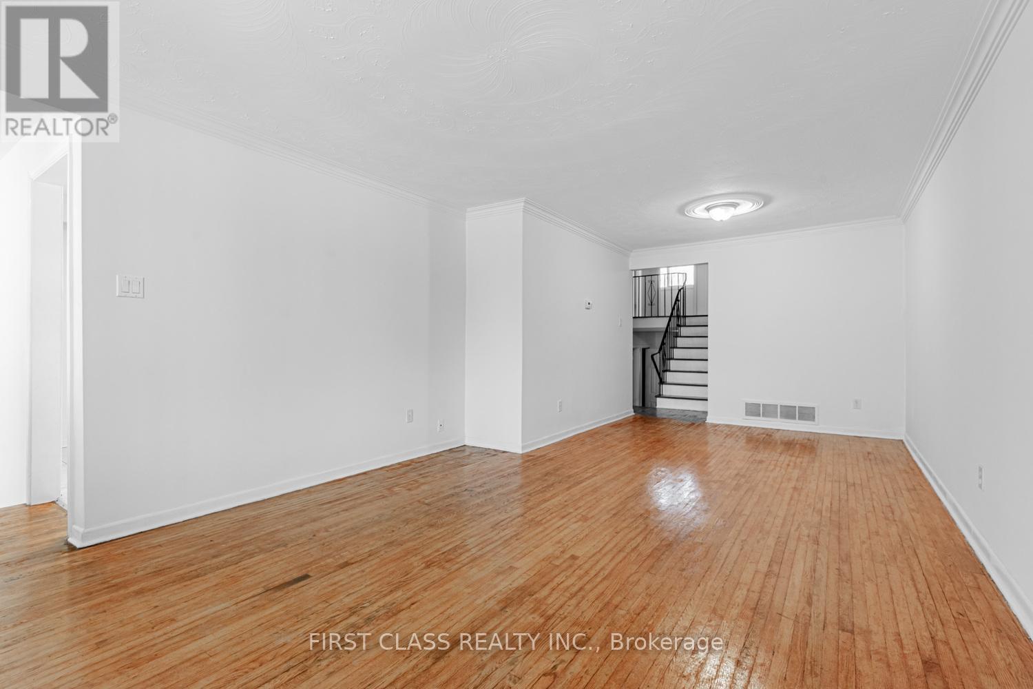 211 Shawnee Circle, Toronto, Ontario  M2H 2Y3 - Photo 8 - C12668120