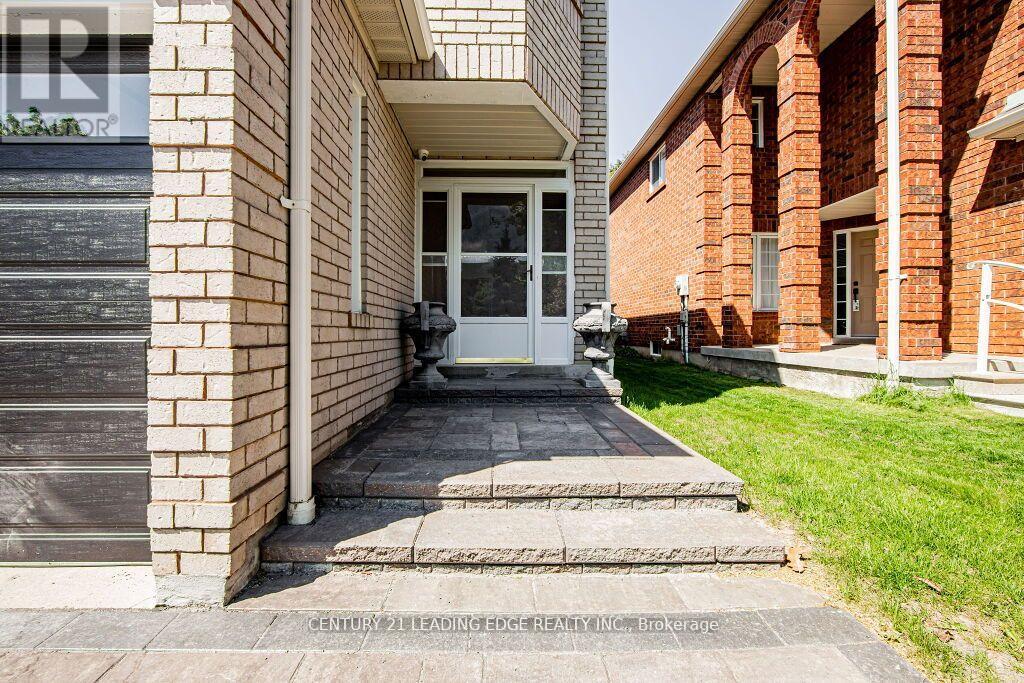 33 Markwood Crescent, Whitby, Ontario  L1R 2S3 - Photo 4 - E12668262