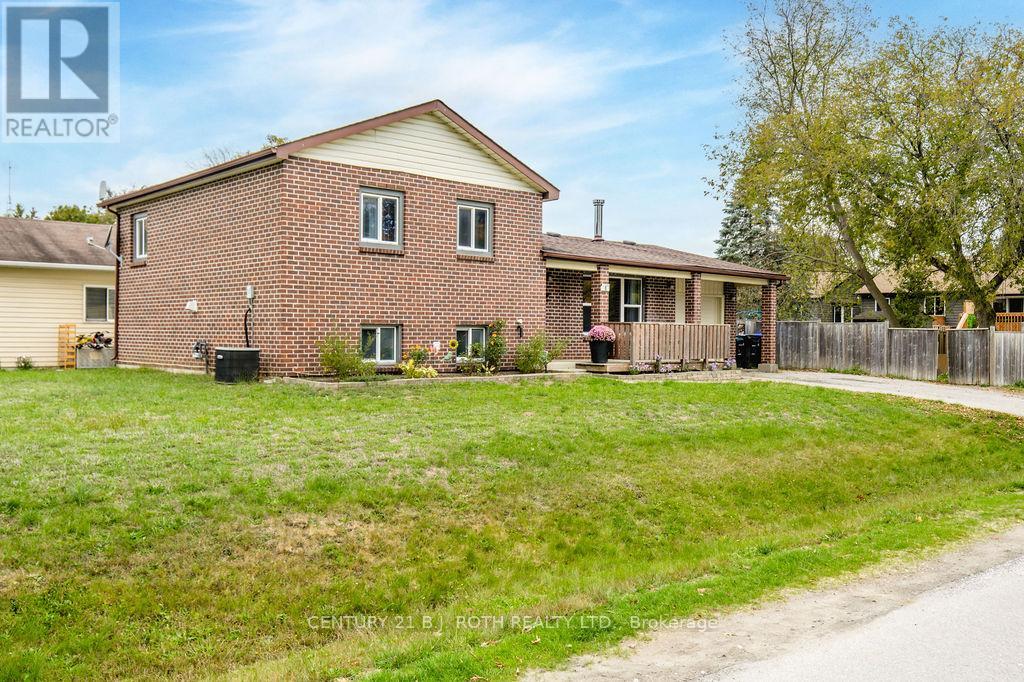 6 Duckworth Street, Essa, Ontario  L0M 1B0 - Photo 2 - N12668086